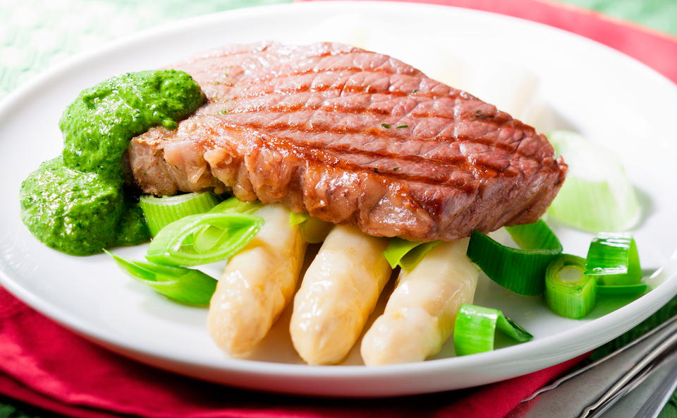 Gegrilltes Entrecôte mit Spargel und Salsa verde