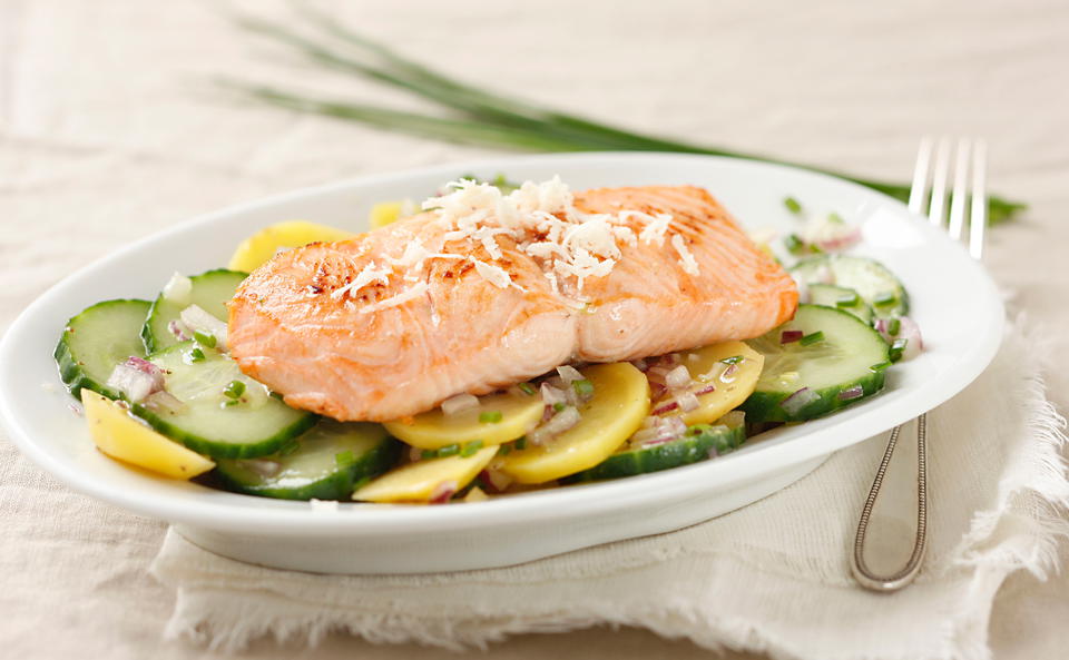 Lachsfilet mit Erdäpfel-Gurkensalat