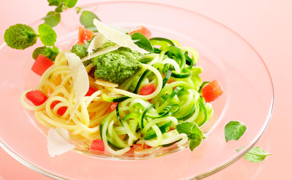 Zucchini-Spaghetti mit Kräuter-Pesto