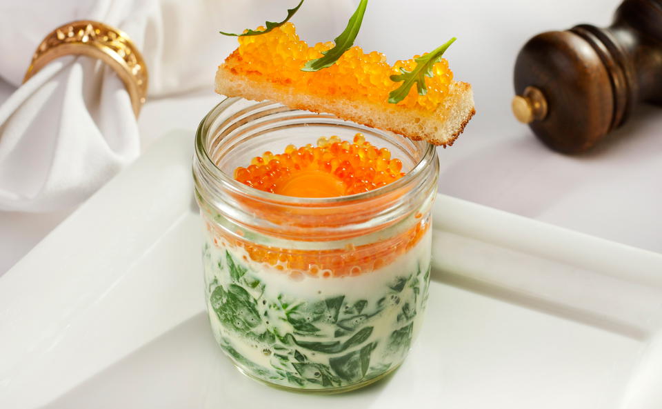 Ei im Glas mit Bärlauchspinat und Kaviar