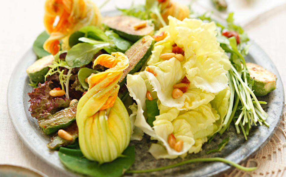 Blattsalat mit gefüllten Zucchiniblüten