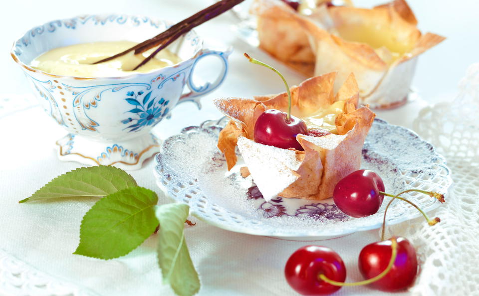 Strudelteigschüsserl mit Vanillecreme und Kirschen