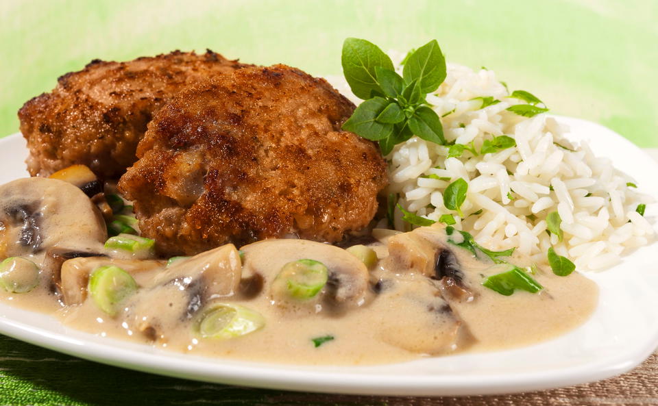 Faschiertes Butterschnitzel mit Kräuterreis