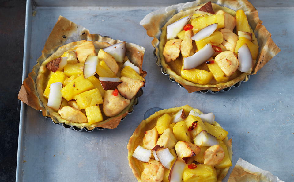 Mini-Quiches mit Huhn, Ananas und Kokos