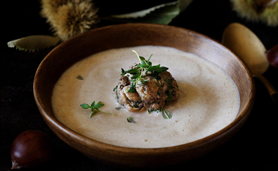 Maronischaumsuppe mit Leberknödel