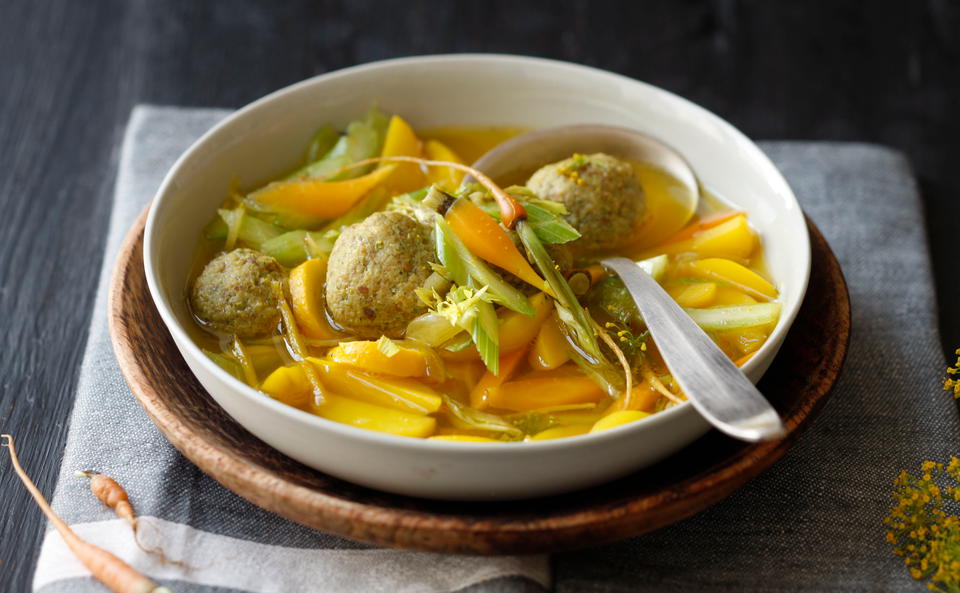 Gemüse-Safransuppe mit Brotknödeln