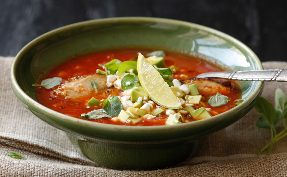 Scharfe Hühnersuppe mit Avocado-Relish