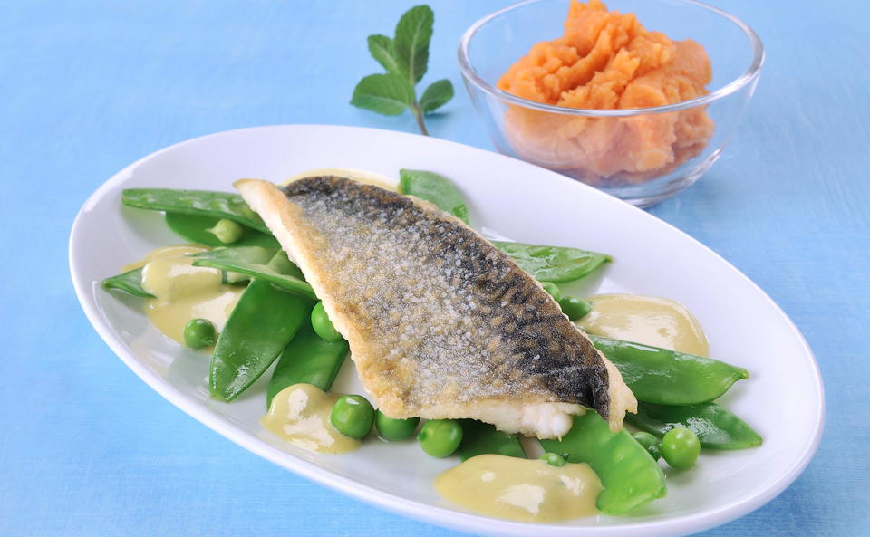 Saiblingsfilet mit Püree, Erbsen und Joghurt-Sauce