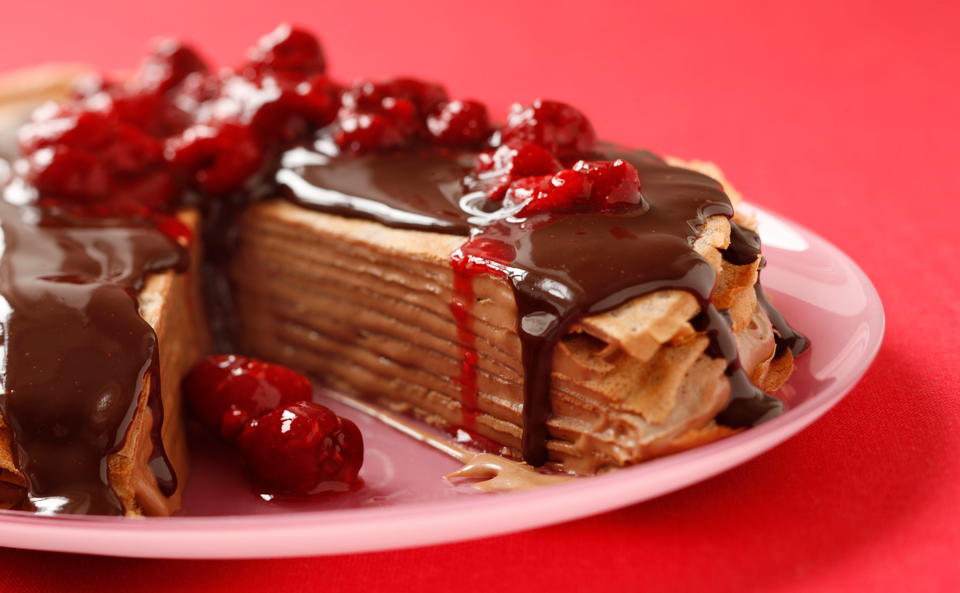 Schoko-Crêpe-Torte mit heißen Himbeeren