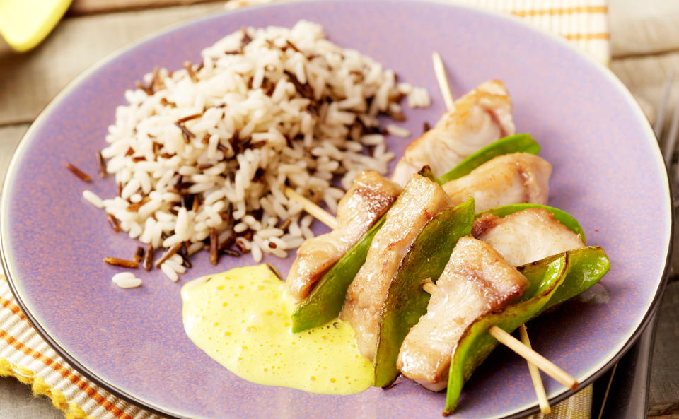 Fischspieße mit Safransauce und Zuckerschoten