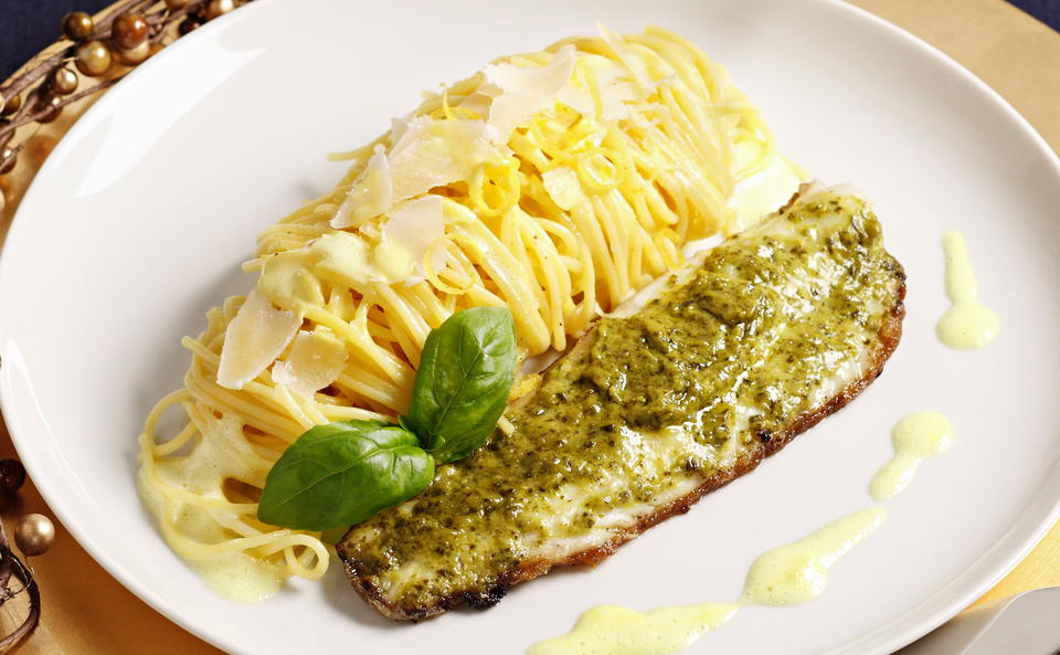 Zitronenspaghetti mit Pesto-Barschfilet