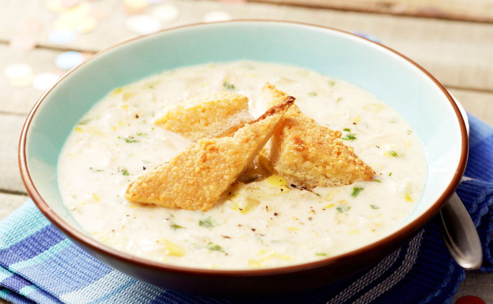 Chicoréesuppe mit Mandeltoasts • Rezept • GUSTO.AT