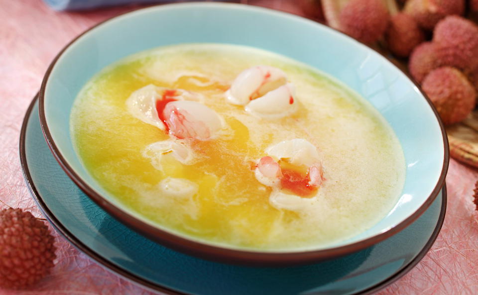 Süße Litschi-Ananas-Suppe