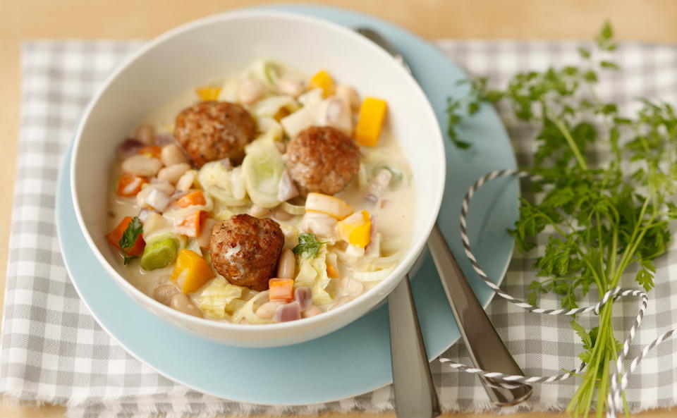 Bohnen-Gemüse-Eintopf mit Fleischbällchen