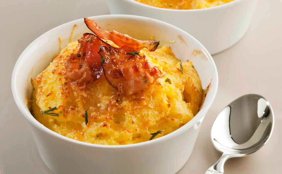 Überbackene Speck-Polenta mit Rosmarin • Rezept • GUSTO.AT