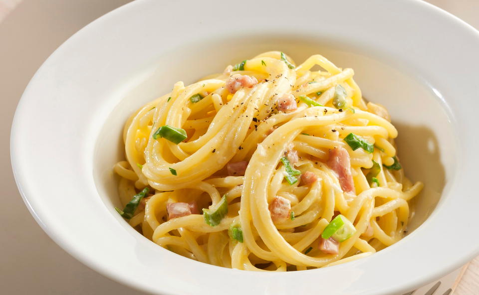 Spaghetti Carbonara mit Jungzwiebeln