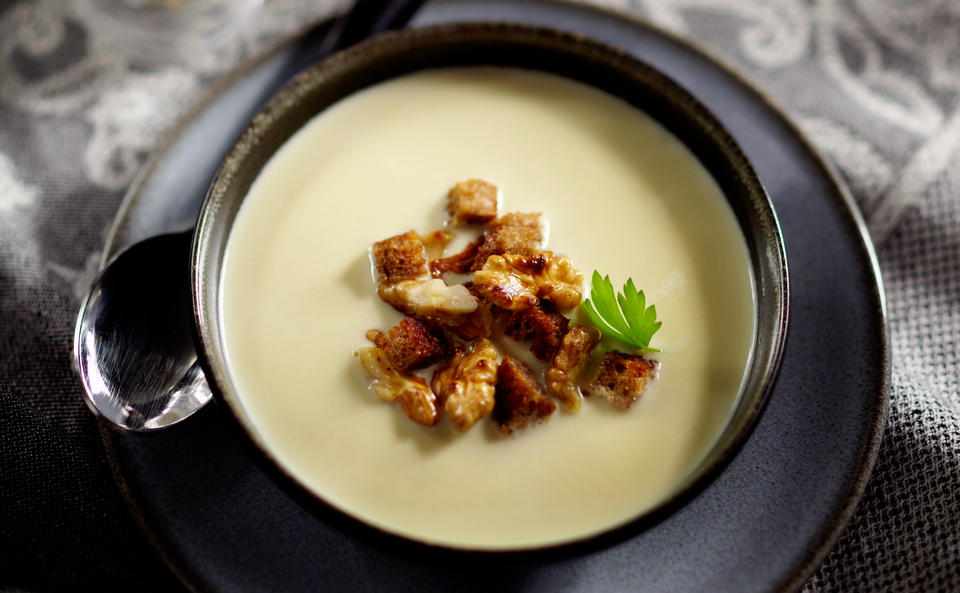 Käsesuppe mit Nüssen und Knusperbrot