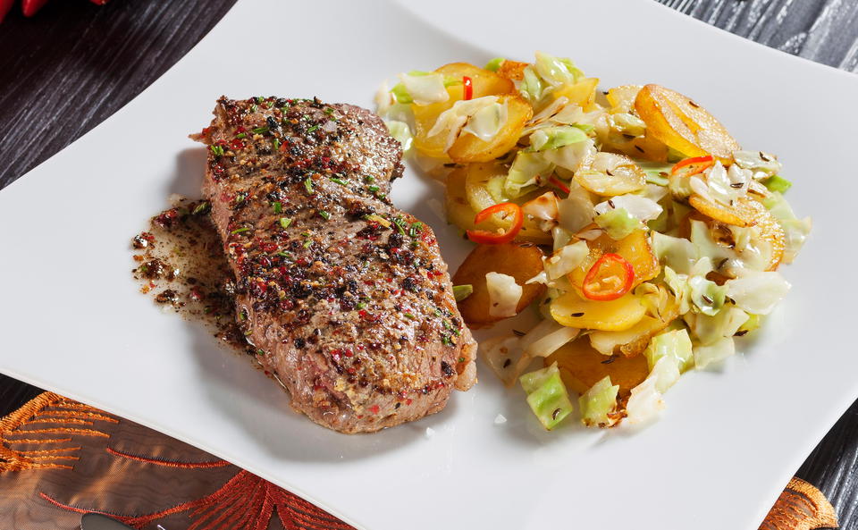 Rumpsteak mit Krautgröstl • Rezept • GUSTO.AT