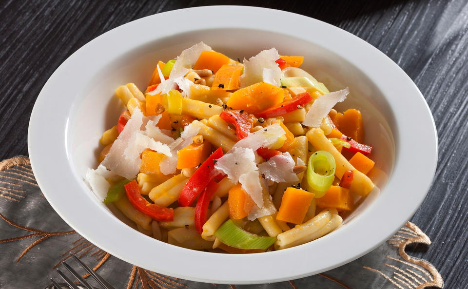 Pasta mit Pignoli und Gemüse • Rezept • GUSTO.AT
