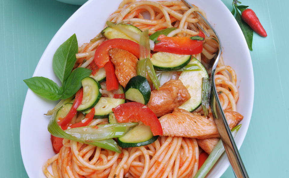 Spaghetti mit Huhn und Gemüse