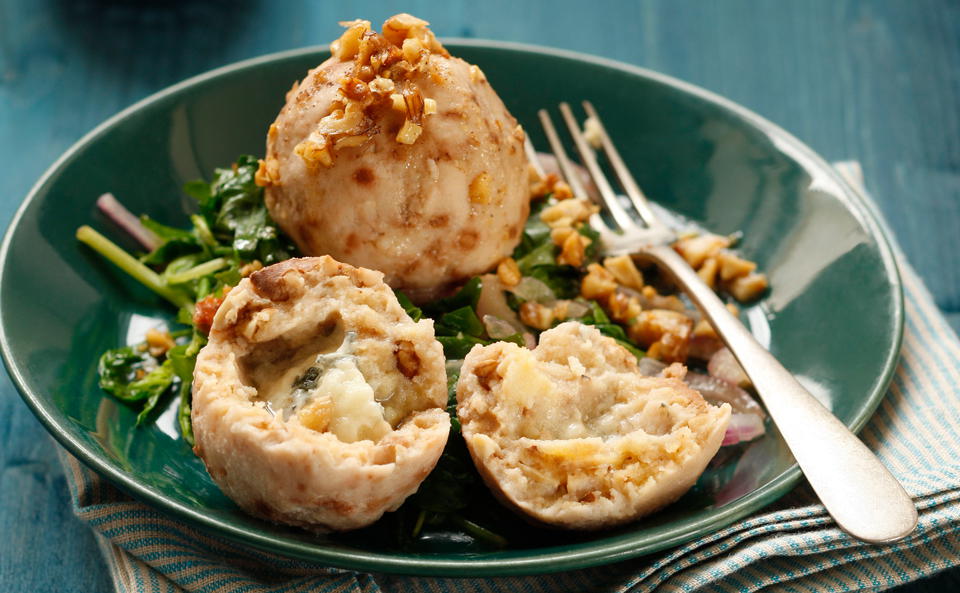 Nuss-Käseknödel auf Rucolaspinat