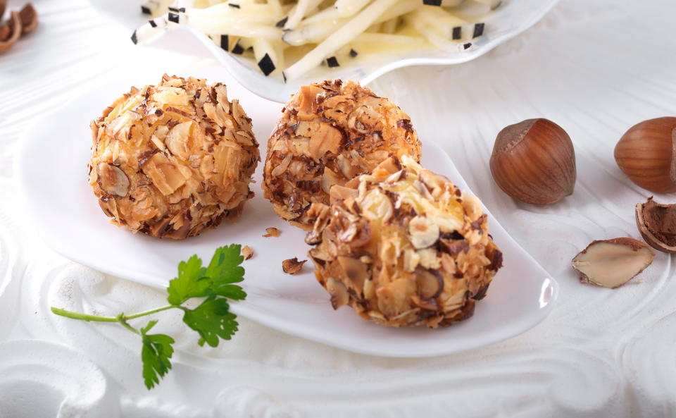 Erdäpfelbällchen mit Rettichsalat