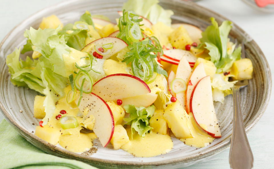 Endiviensalat mit Ananas, Apfel und Curry-Joghurtdressing