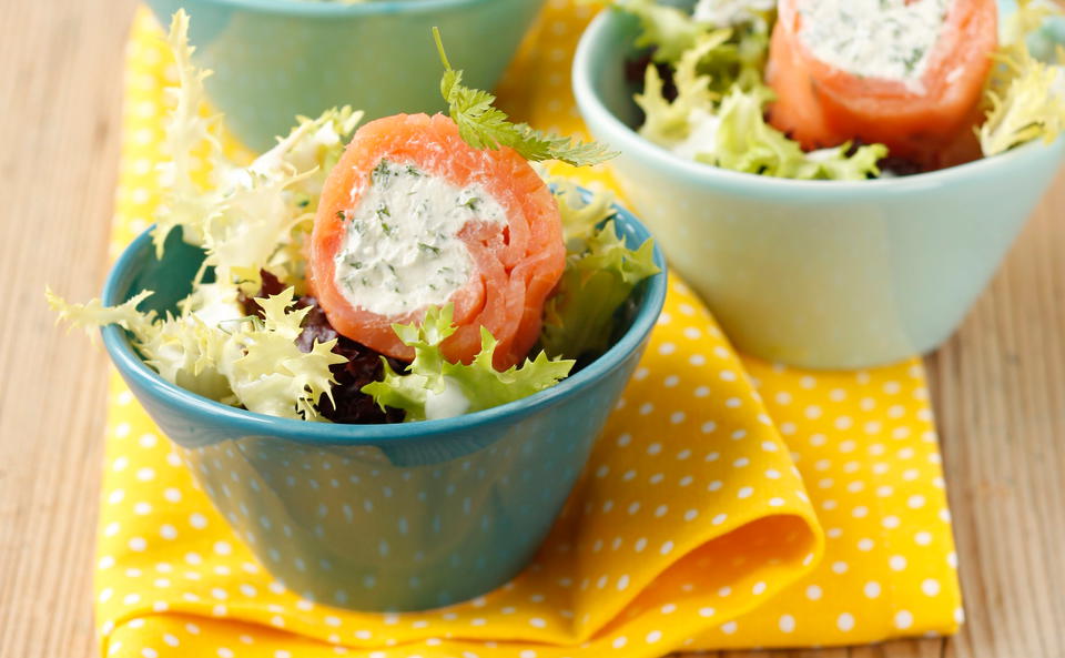 Lachsröllchen mit Kerbel-Krenfülle und Kräutersalat