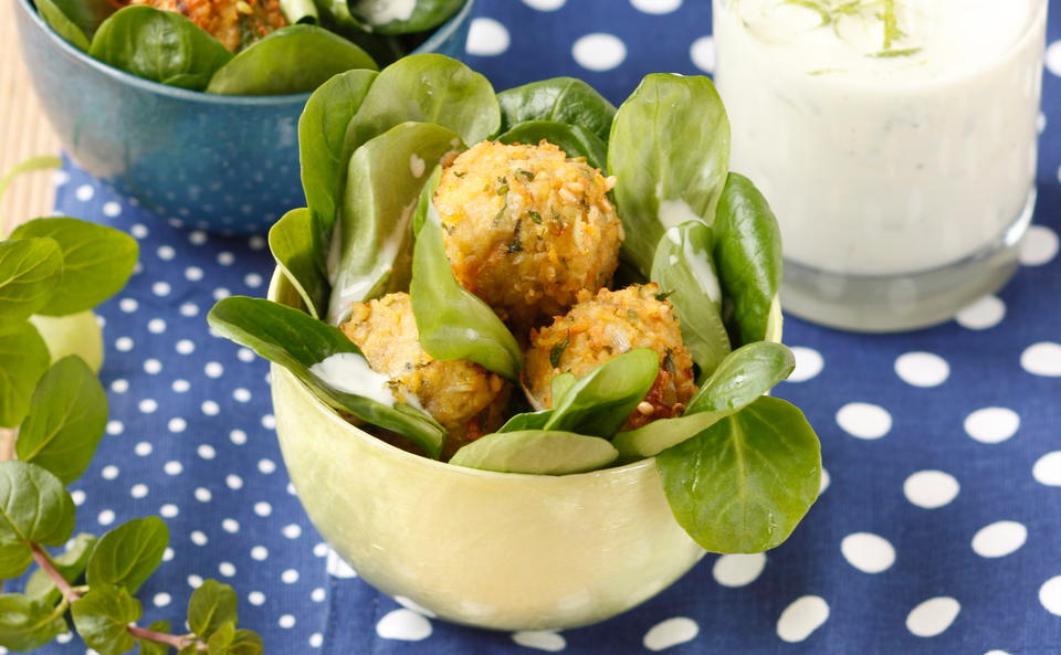 Minze-Falafel auf Vogerlsalat mit Limettendressing