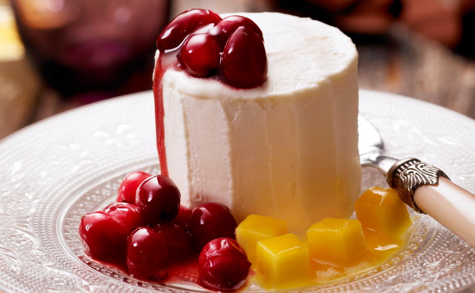 Kardamom-Honigparfait mit Cranberries und Mango