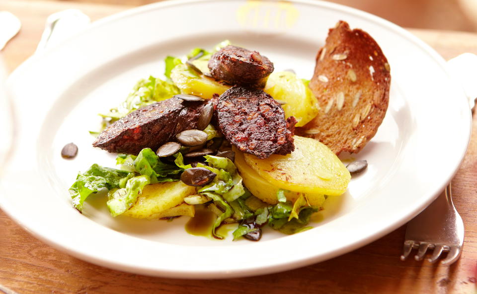 Salat mit Blunzen und Erdäpfeln