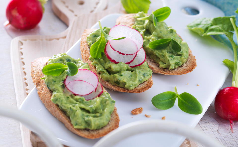 Avocado-Kräuter-Crostini