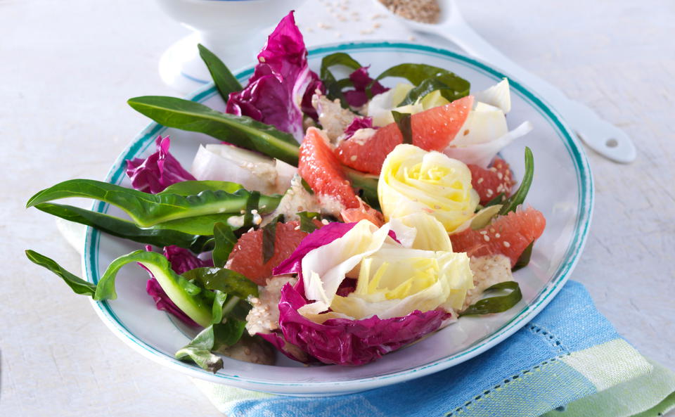 Bittersalat mit Wakame, Grapefruit und Sesam-Dressing