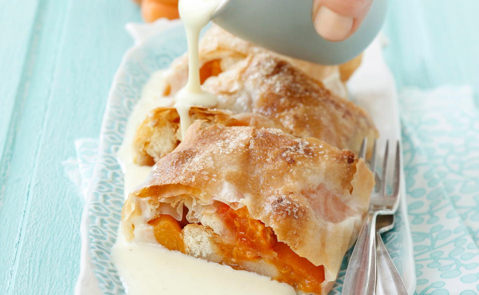 Marillenstrudel mit Vanillesauce • Rezept • GUSTO.AT