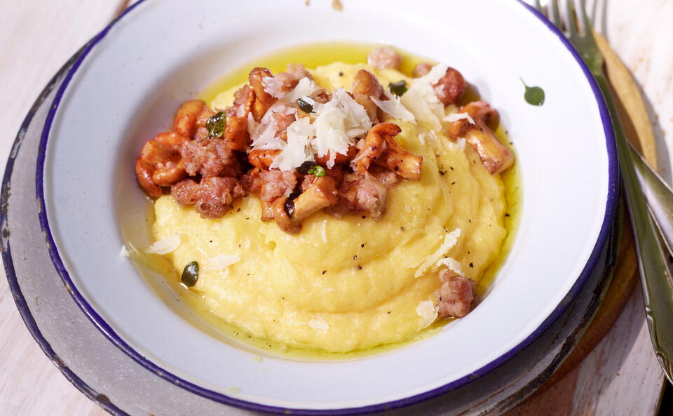 Polenta mit Pilzen und Salsiccia