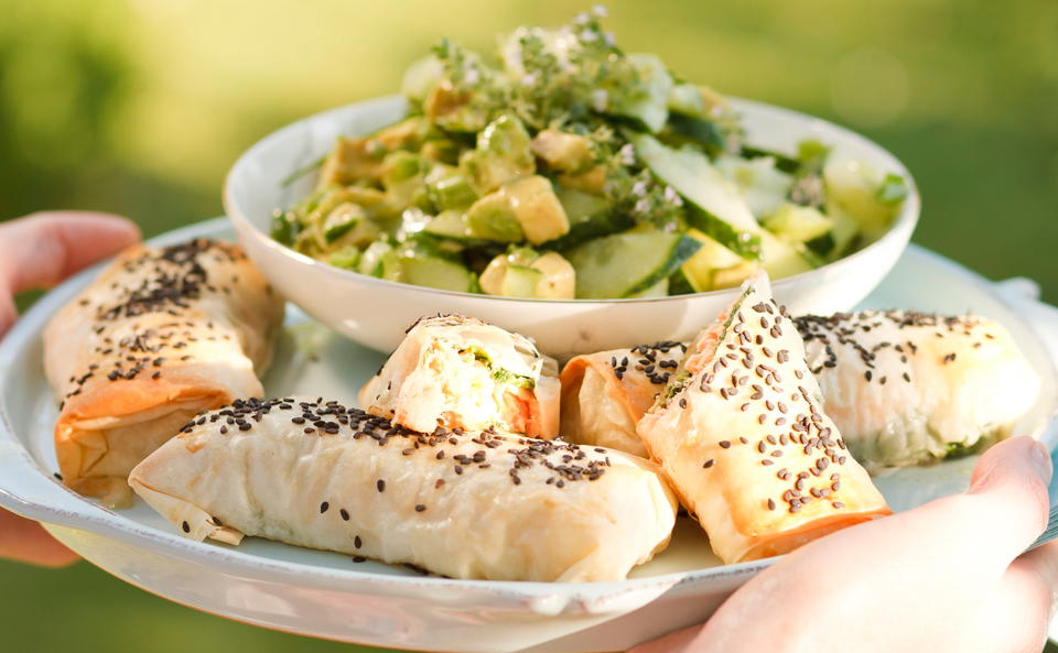 Fischpäckchen auf Gurken-Avocado-Salat