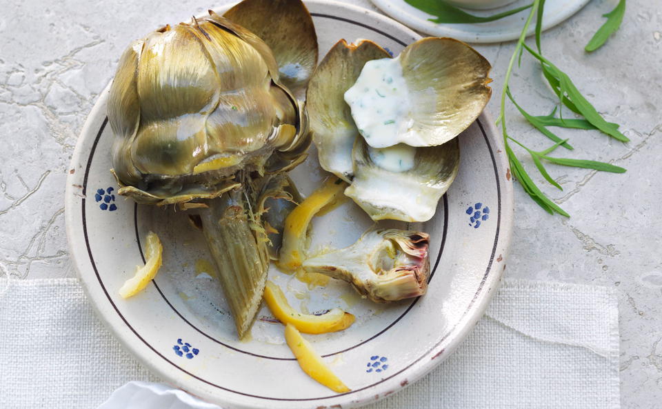 Artischocken mit Estragon-Mayonnaise • Rezept • GUSTO.AT