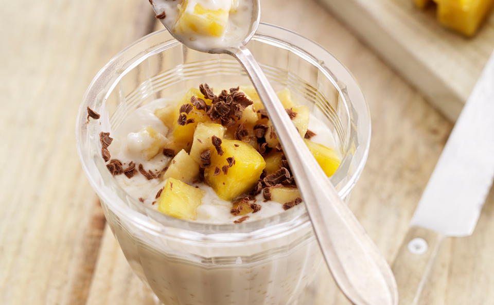 Kokoscreme mit Banane und Ananas