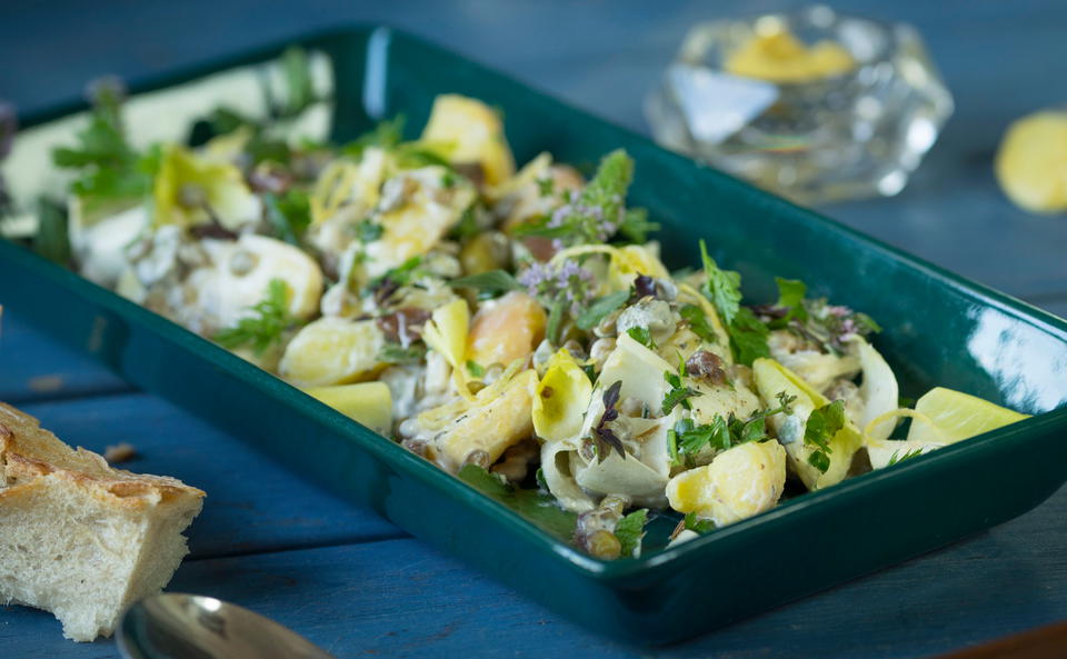 Erdäpfel-Salat mit Chicorée, Kapern und Senfsauce