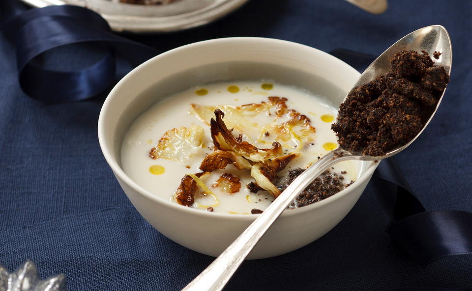 Karfiol-Zitronensuppe mit Mohn-Oliven-Bröseln