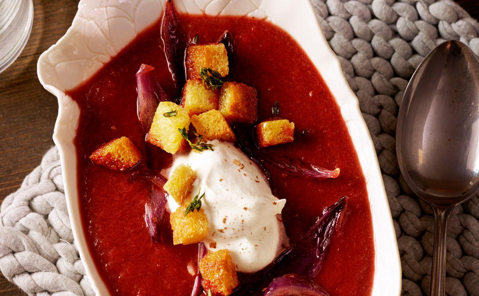 Rote Zwiebelsuppe mit Croûtons