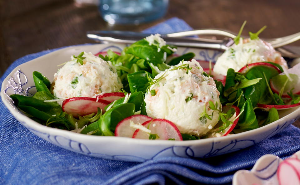 Lachsbällchen mit Kren und Salat