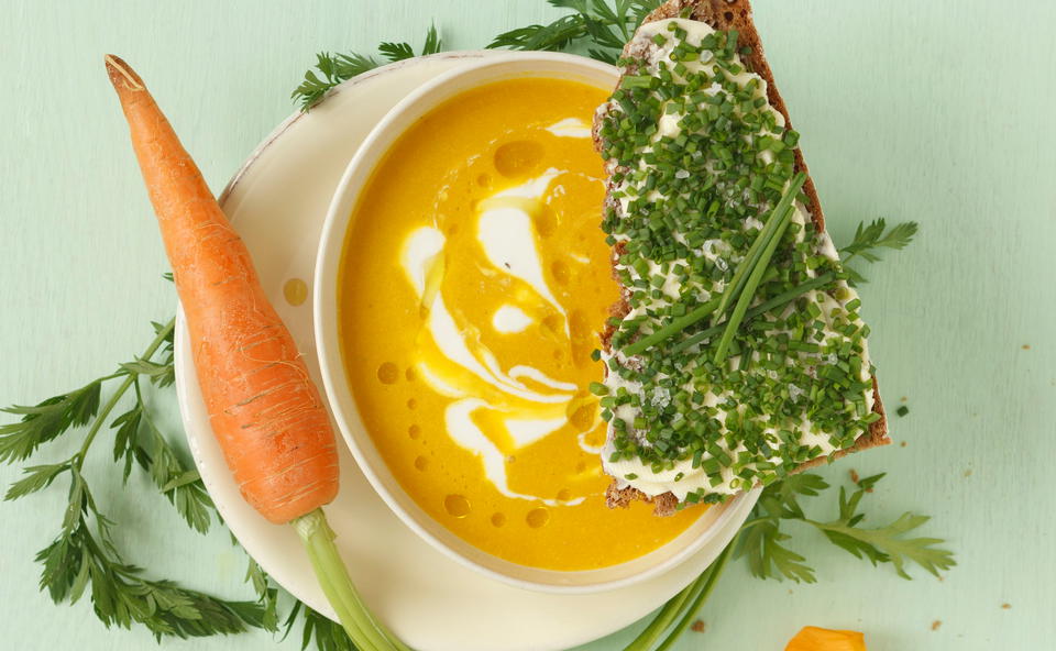 Karotten-Orangen-Suppe mit Joghurt