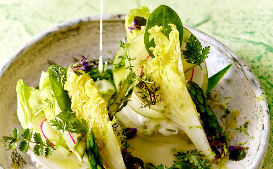 Grüner Spargelsalat mit Apfel und Limette