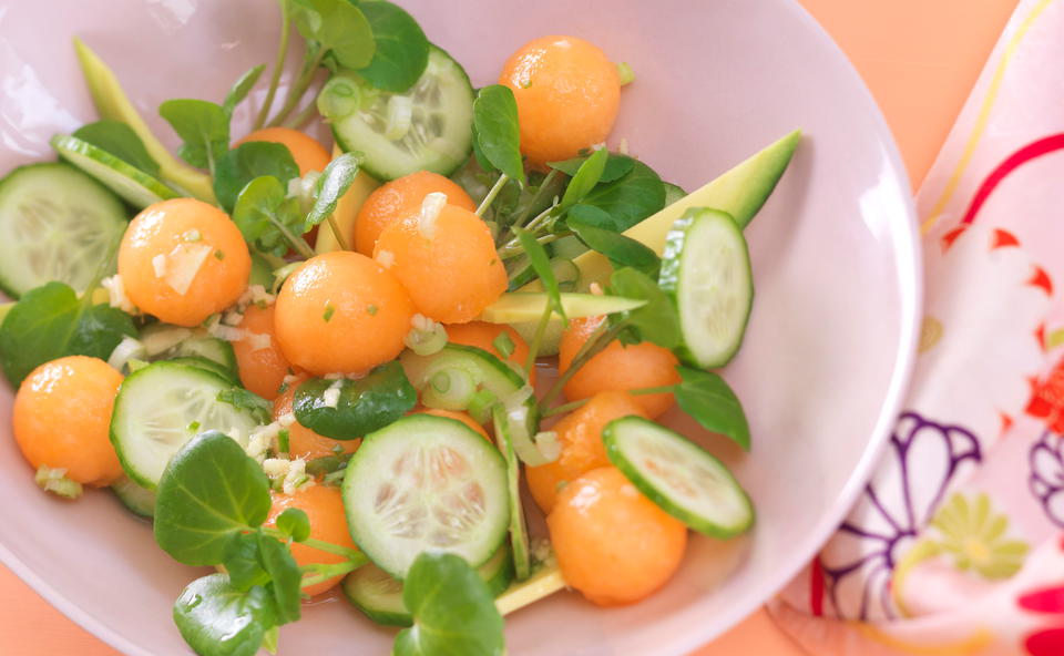 Salat mit Avocado, Gurke und Melone