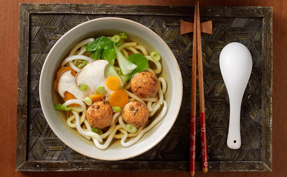 Udon-Nudeltopf mit Tofubällchen