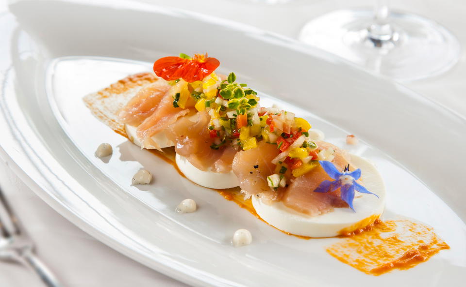 Alpenlachs und Schafkäse mit Paprika-Vinaigrette • Rezept • GUSTO.AT
