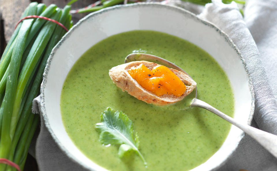 Stängelsuppe mit Käse-Croûtons