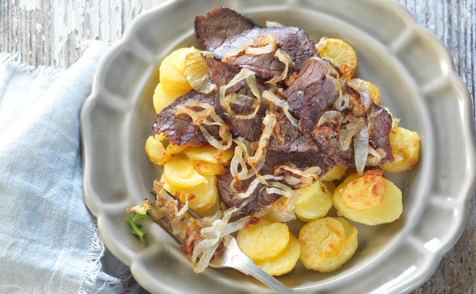 Zwiebelfleisch mit Braterdäpfeln