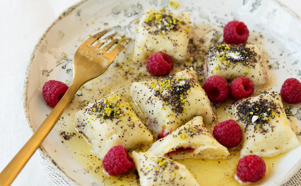 Süße Himbeer-Gnocchi mit Mohn